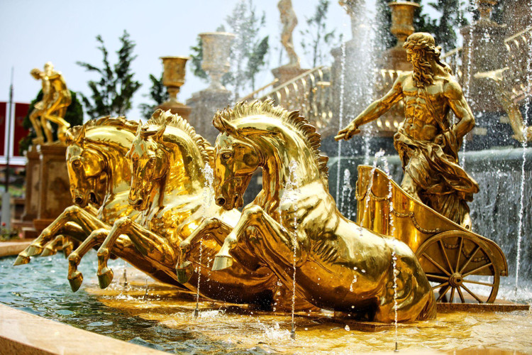 Tượng thần Helios và cỗ xe chiến mã ở Thác Thần Mặt trời, Sun World Ba Na Hills.