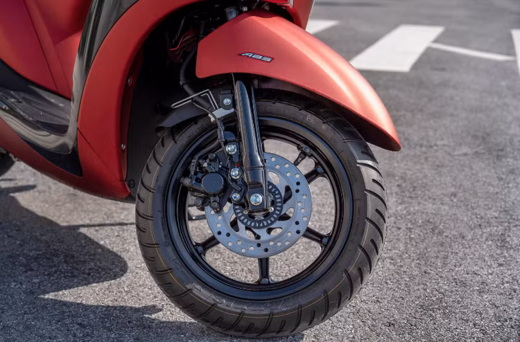 Hệ thống phanh ABS ở xe Yamaha Grande giảm thiểu nguy hiểm khi phanh gấp