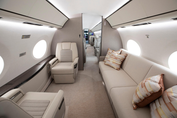 Nội thất bên trong máy bay G700 của Gulfstream.