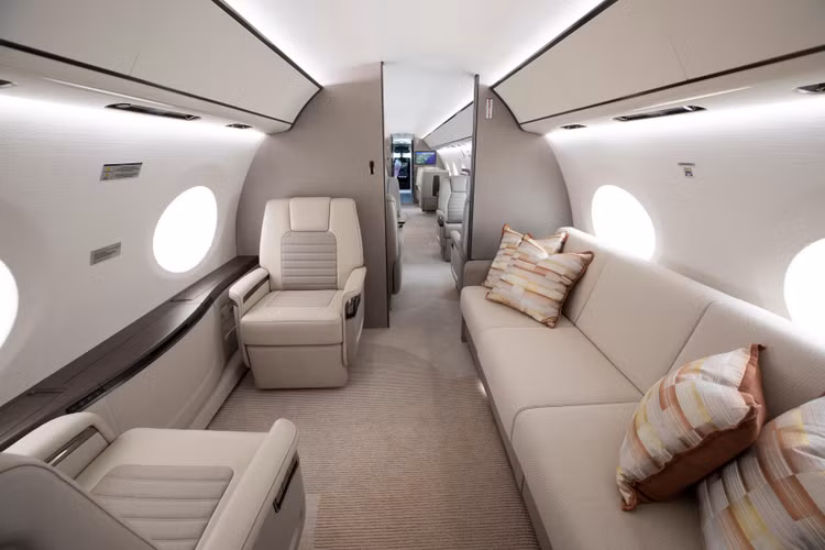 Nội thất bên trong máy bay G700 của Gulfstream.