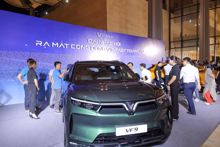 Mẫu xe điện VF 8 và VF 9 nhận được sự quan tâm đặc biệt của khách tham dự. Mẫu xe điện VF 8 và VF 9 nhận được sự quan tâm đặc biệt của khách tham dự.