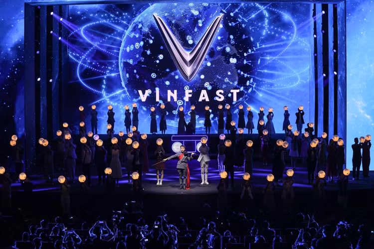 Màn ra mắt Cộng đồng VinFast toàn cầu đầy ấn tượng với sự tham gia của 100 diễn viên tượng trưng cho tất cả màu da, sắc tộc, quốc gia, ngành nghề. Màn ra mắt Cộng đồng VinFast toàn cầu đầy ấn tượng với sự tham gia của 100 diễn viên tượng trưng cho tất cả màu da, sắc tộc, quốc gia, ngành nghề.