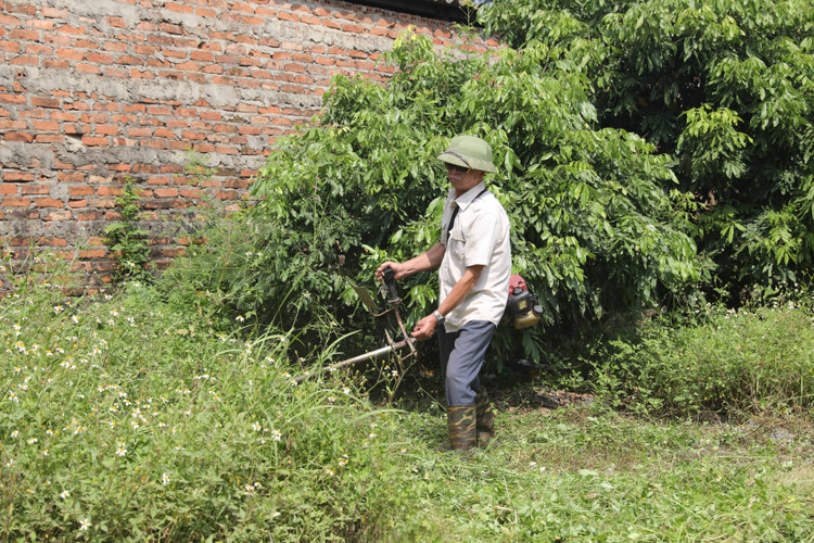 Chú Trần Văn Đức, 60 tuổi, bận rộn và vất vả với việc quản lý trang trại của gia đình