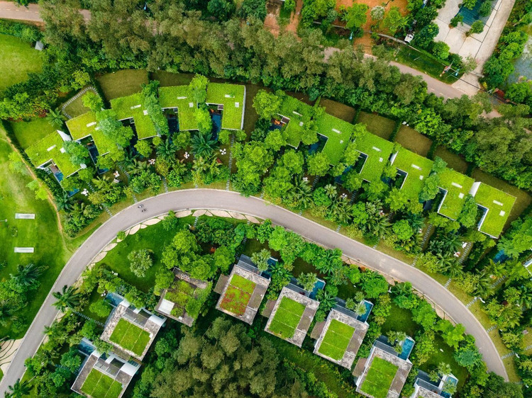 Bên cạnh yếu tố về mật độ và tỉ lệ xây dựng, các resort của Flamingo lấy lòng du khách dựa trên nguyên lý lấy thiên nhiên làm nền tảng, sử dụng các nguyên vật liệu xanh để tạo ra một hệ sinh thái lý tưởng cho cuộc sống.