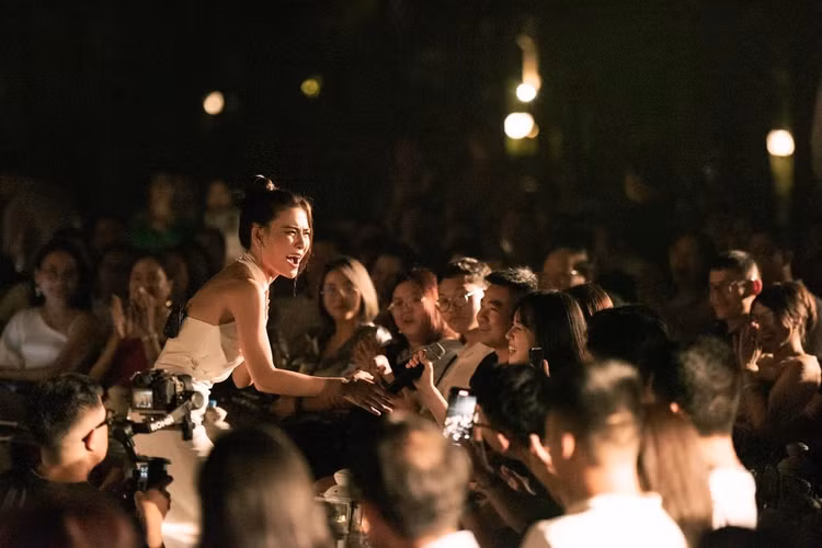 Hàng trăm khán giả đã đến với Soul of the Forest và cháy hết mình cùng ca sĩ