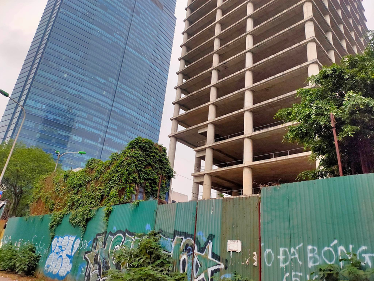 Dự án Vicem Tower được đầu tư dang dở bỏ hoang nhiều năm nay.
