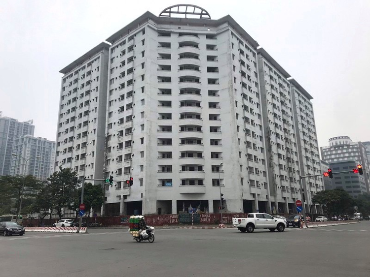 Dự án tái định cư N01 - D17 Duy Tân nằm trên đất vàng mới hoàn thiện phần thô, không có dấu hiệu triển khai tiếp gây xuống cấp, lãng phí.