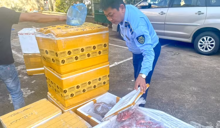 Lực lượng quản lý thị trường kiểm tra số thực phẩm không rõ nguồn gốc. Lực lượng quản lý thị trường kiểm tra số thực phẩm không rõ nguồn gốc.