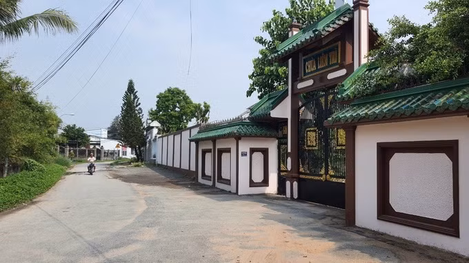 Cổng chùa nơi phát hiện bé gái bị bỏ rơi. Ảnh: Dân trí