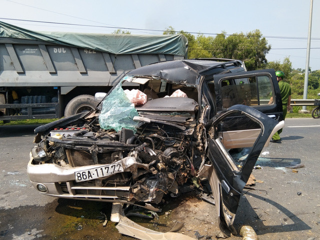 Ô tô 7 chỗ bị hư hỏng nặng. Ảnh: TTXVN