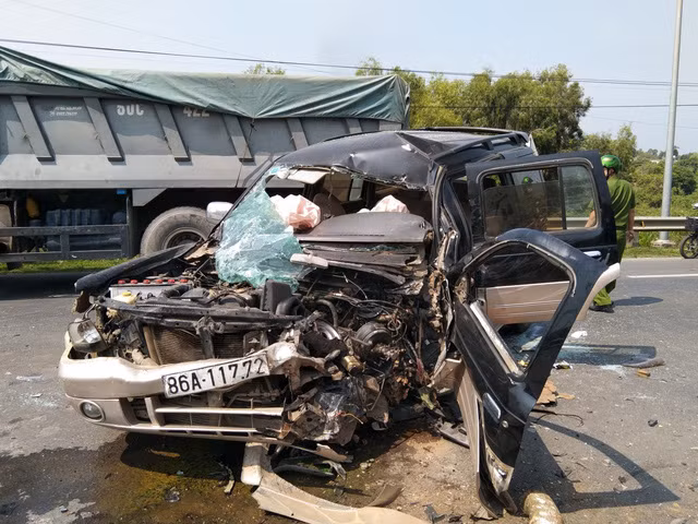 Ô tô 7 chỗ bị hư hỏng nặng. Ảnh: TTXVN