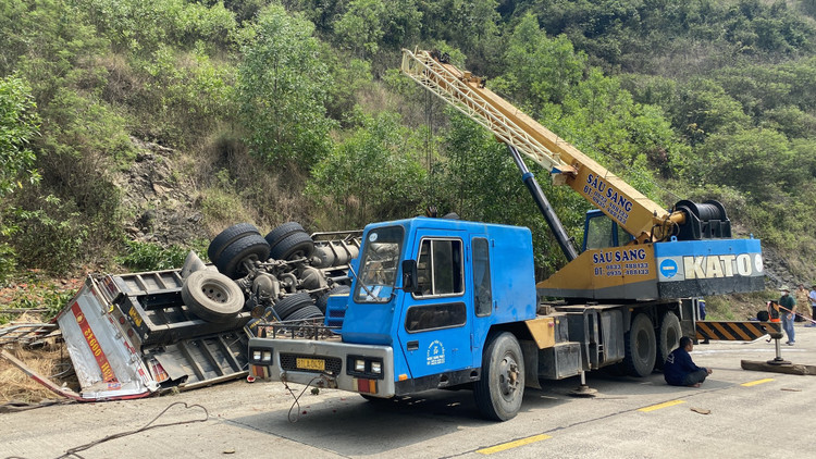 Sau khi đưa các nạn nhân ra ngoài, lực lượng chức năng tiến hành đưa chiếc xe lên để khắc phục. Ảnh: Nguồn Lao Động