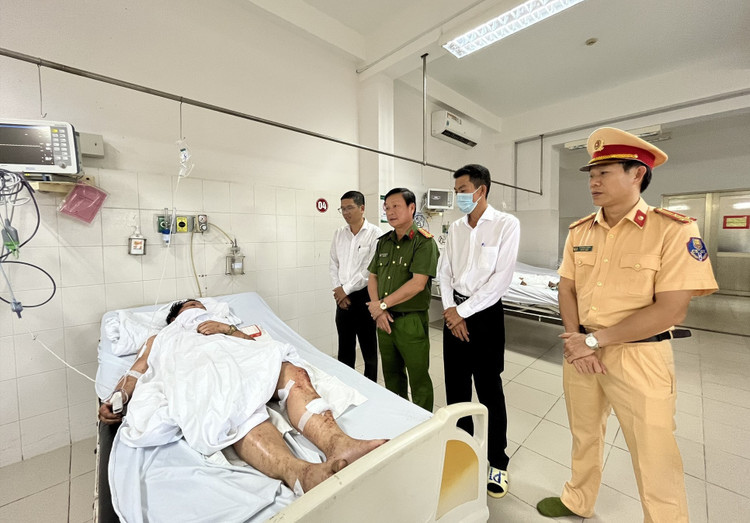 Lực lượng chức năng có mặt tại bệnh viện hỏi thăm những nạn nhân may mắn sống sót sau vụ tại nạn kinh hoàng. Ảnh: Lao Động