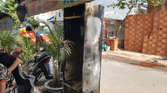 Tủ lạnh bị chập điện đến cháy nổ tại ngôi nhà. Ảnh thanhnien