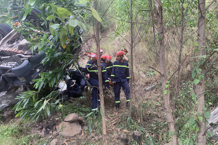 Các nạn nhân được đưa ra khỏi hiện trường. Ảnh: Vietnamnet