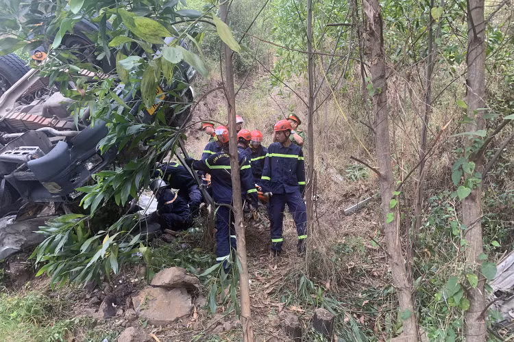 Các nạn nhân được đưa ra khỏi hiện trường. Ảnh: Vietnamnet