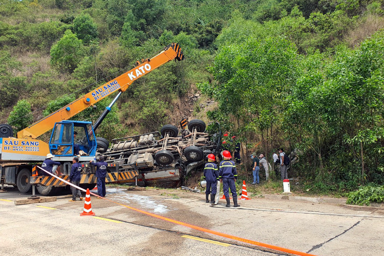 Lực lượng chức năng tiến hành công tác cứu hộ cứu nạn, đưa các nạn nhân vào viện để nhanh chóng đưa vào bệnh viện điều trị. Ảnh: Vietnamnet