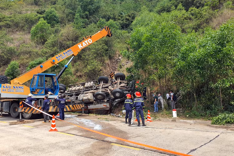 Lực lượng chức năng tiến hành công tác cứu hộ cứu nạn, đưa các nạn nhân vào viện để nhanh chóng đưa vào bệnh viện điều trị. Ảnh: Vietnamnet