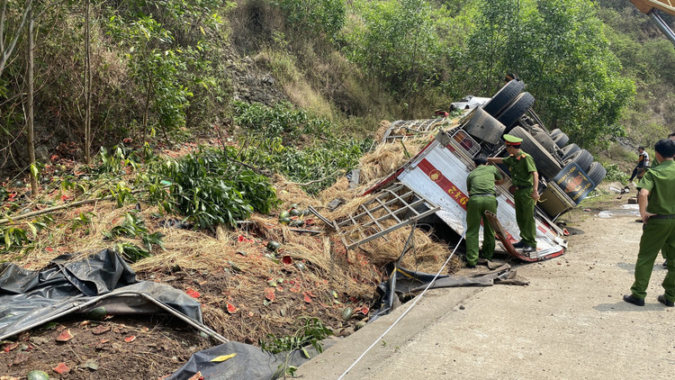Vụ tai nạn xảy ra lúc 9h sáng ngày 3/4 tại thôn Tân Lập, xã An Mỹ, huyện Tuy An (Phú Yên). . Ảnh: Lao Động