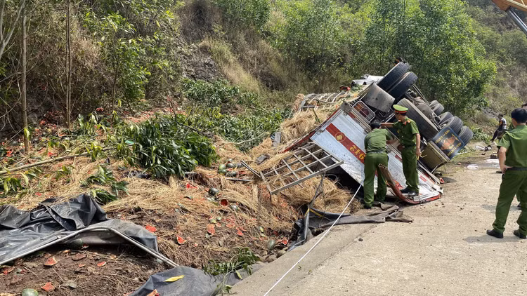 Vụ tai nạn xảy ra lúc 9h sáng ngày 3/4 tại thôn Tân Lập, xã An Mỹ, huyện Tuy An (Phú Yên). . Ảnh: Lao Động