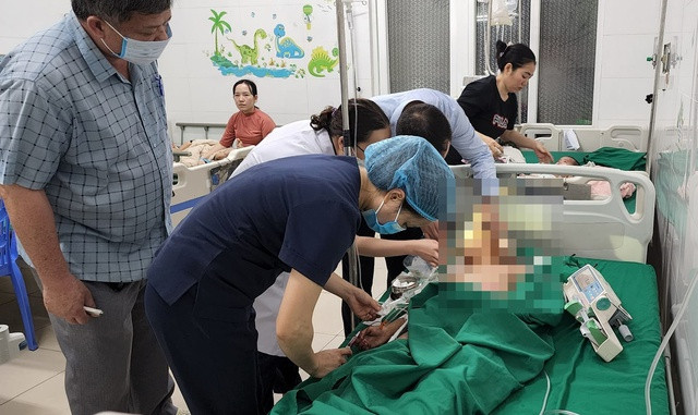 Các bác sĩ đang điều trị cho bệnh nhi trong vụ nổ. Ảnh: Nguồn Sức khỏe và đời sống