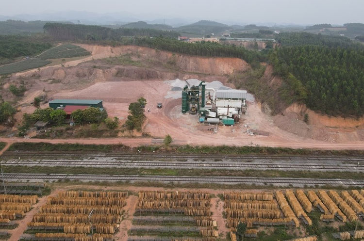 Trạm trộn bê tông nhựa được xây dựng tại thôn Bảo Lộc 1, xã Bảo Sơn, Lục Nam, Bắc Giang. Ảnh VOV