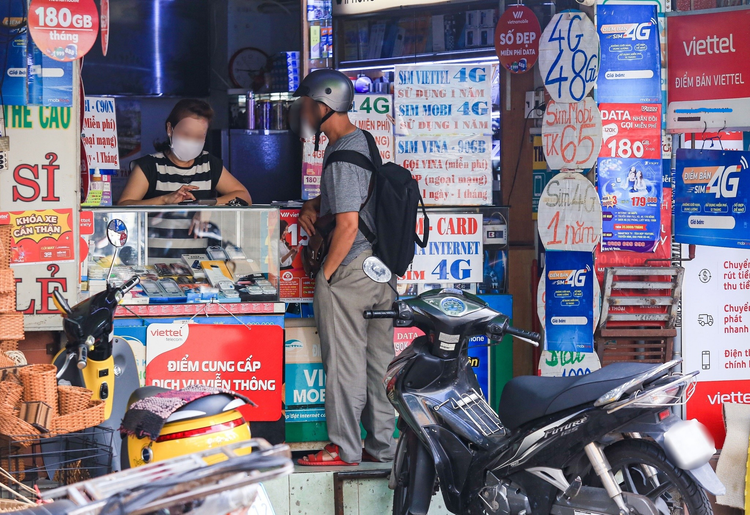 Một cửa hàng bán SIM tại TPHCM
