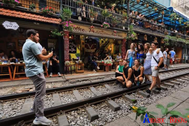 Du khách ngang nhiên đứng giữa đường ray chụp ảnh bất chấp những nguy hiểm có thể xảy ra. Ảnh Thu Giang.