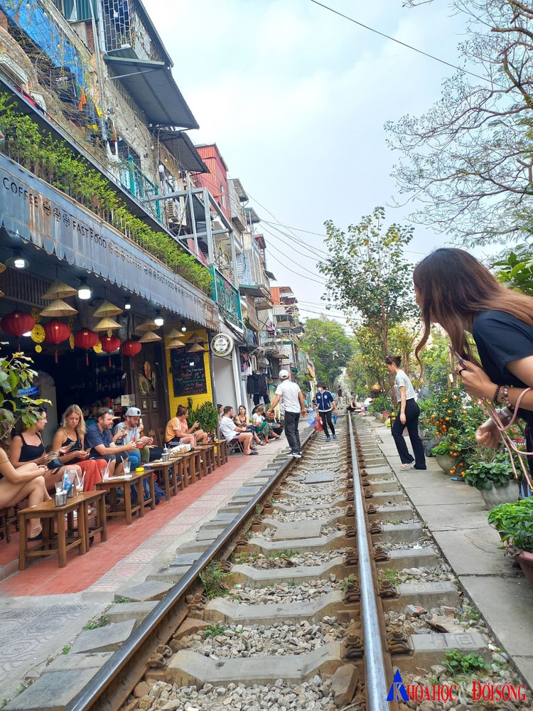 Phố cà phê đường tàu vẫn có sức hút với du khách nước ngoài khi đến Hà Nội, dù địa điểm này đã bị cấm hoạt động từ giữa tháng 9/2022.