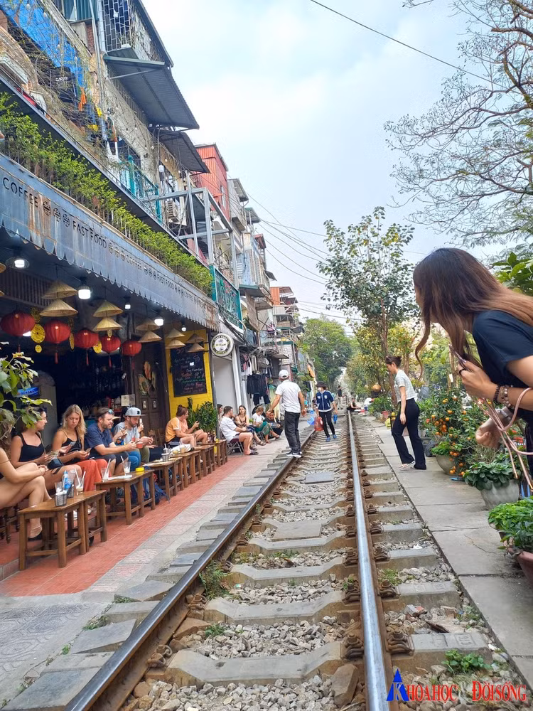 Phố cà phê đường tàu vẫn có sức hút với du khách nước ngoài khi đến Hà Nội, dù địa điểm này đã bị cấm hoạt động từ giữa tháng 9/2022.