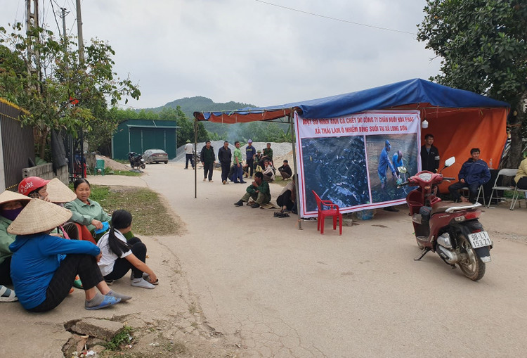 Hình ảnh người dân dựng lều bạt, chặn đường vào trại lợn Hòa Phát trước đó. (Ảnh: Hoàng Văn).