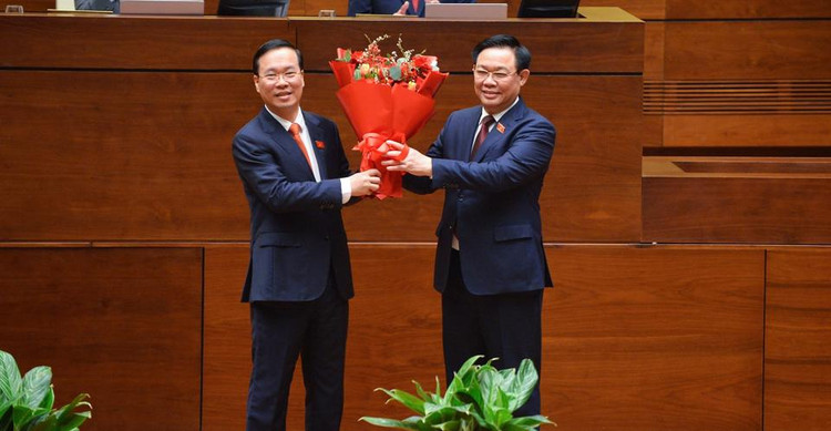 Thay mặt Quốc hội, Chủ tịch Quốc hội Vương Đình Huệ tặng hoa chúc mừng tân Chủ tịch nước Võ Văn Thưởng. Ảnh TTXVN