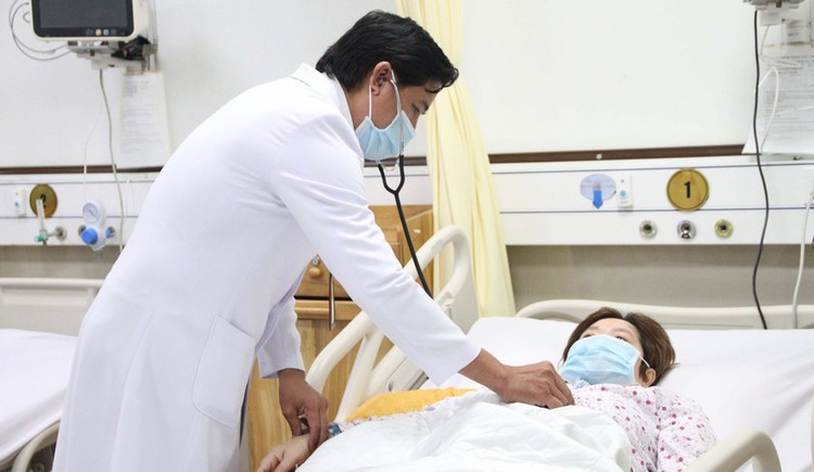 Bác sĩ thăm khám cho bệnh nhân bị vỡ gan. Ảnh BVCC