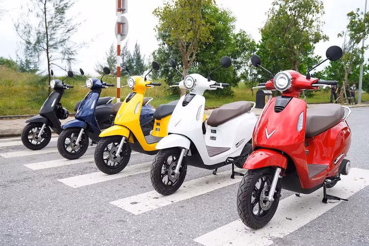 Evo200 có 5 màu sắc để khách hàng có thể thoải mái lựa chọn theo nhu cầu và sở thích. Evo200 có 5 màu sắc để khách hàng có thể thoải mái lựa chọn theo nhu cầu và sở thích.