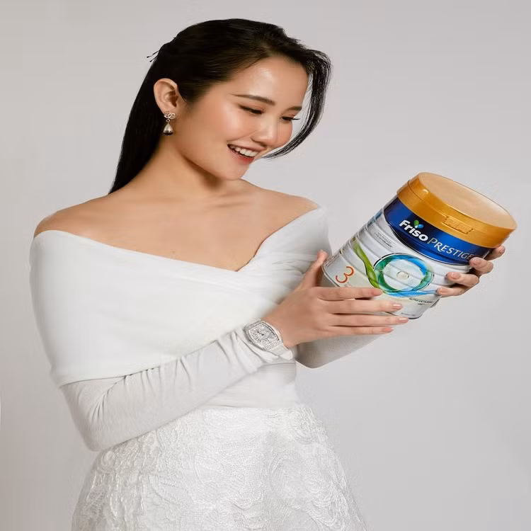 Từ khi sinh con, Primmy Trương rất chăm chỉ trong vai trò mẹ bỉm sữa thực thụ, tích cực chia sẻ thông tin và quá trình chăm sóc cho con trai trên trang cá nhân. Đến với sự kiện ra mắt dòng sản phẩm sữa đẳng cấp Friso Prestige, Primmy Trương rất hào hứng tìm hiểu “Lớp sữa vàng tăng cường miễn dịch” quý giá để hỗ trợ toàn diện cơ chế miễn dịch cho con yêu.