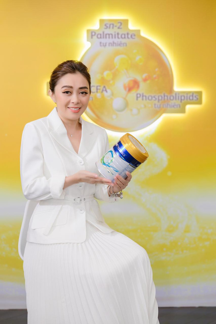 Friso Prestige chứa “Lớp sữa vàng tăng cường miễn dịch” là bước phát triển đột phá của nhãn hàng Friso với sứ mệnh luôn mang đến những sản phẩm tốt nhất cho trẻ từ những năm tháng đầu đời để bé có sự khởi đầu hoàn hảo