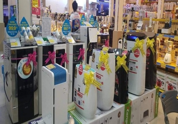 Các siêu thị điện máy tăng cường trưng bày các loại máy lọc không khí nhằm thu hút sự chú ý của người tiêu dùng. Các siêu thị điện máy tăng cường trưng bày các loại máy lọc không khí nhằm thu hút sự chú ý của người tiêu dùng.