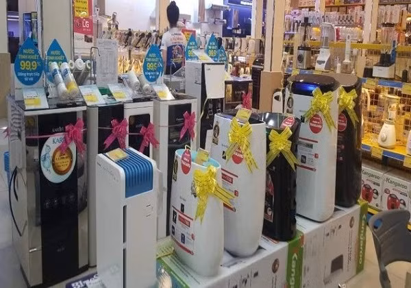 Các siêu thị điện máy tăng cường trưng bày các loại máy lọc không khí nhằm thu hút sự chú ý của người tiêu dùng.