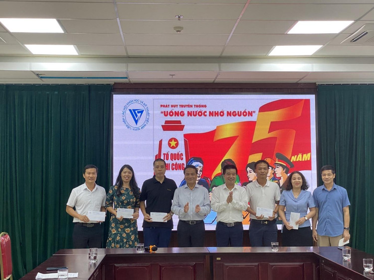 Đồng chí Phạm Ngọc Linh, Phó Chủ tịch và đồng chí Nguyễn Quyết Chiến, Tổng Thư ký Liên hiệp các Hội Khoa học và Kỹ thuật Việt Nam, tặng quà tri ân tới các thân nhân gia đình liệt sĩ, thương binh, bệnh binh