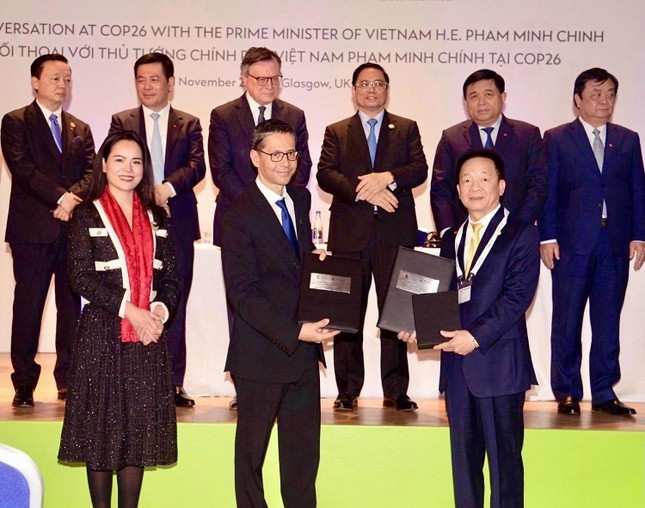 Standard Chartered và T&amp;T Group trao biên bản ghi nhớ tài trợ vốn 6 tỷ USD cho các dự án xanh của T&amp;T Group (Ảnh: Chí Hiếu)