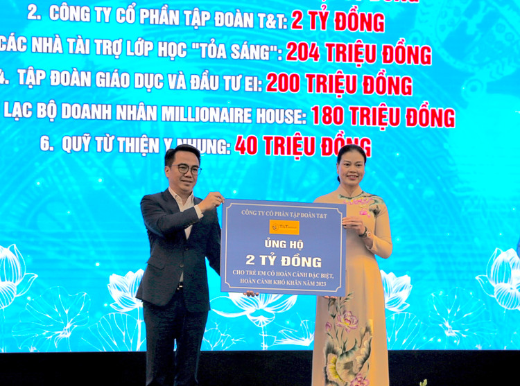 Đại diện lãnh đạo Tập đoàn T&amp;T Group (trái) trao ủng hộ 2 tỷ đồng cho Trung tâm công tác xã hội và Quỹ bảo trợ trẻ em Hà Nội nhằm hỗ trợ trẻ em có hoàn cảnh đặc biệt, hoàn cảnh khó khăn.