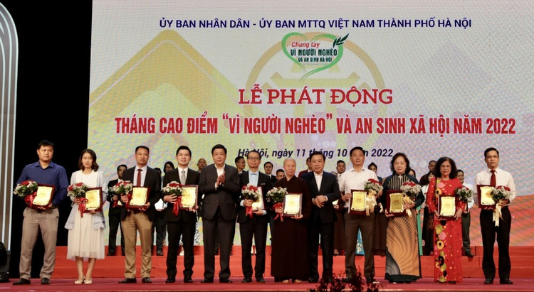 Ông Đỗ Vinh Quang, đại diện CLB Bóng đá Hà Nội trao 1 tỷ đồng ủng hộ cho Quỹ “Vì người nghèo” Trung ương năm 2020.
