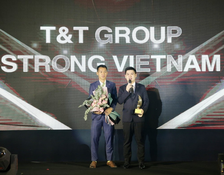 Ông Đỗ Vinh Quang – Phó Chủ tịch HĐQT Tập đoàn T&amp;T Group (thứ tư từ trái sang) nhận bằng vinh danh của UBND - Ủy ban MTTQ Việt Nam thành phố Hà Nội vì những đóng góp tích cực trong công tác giảm nghèo và an sinh xã hội của thành phố.
