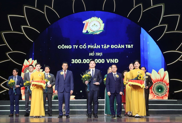 Ông Đỗ Vinh Quang, Phó Chủ tịch HĐQT thay mặt Tập đoàn T&amp;T Group trao tặng 300 triệu đồng cho Quỹ Hỗ trợ bệnh nhân ung thư “Ngày mai tươi sáng”.