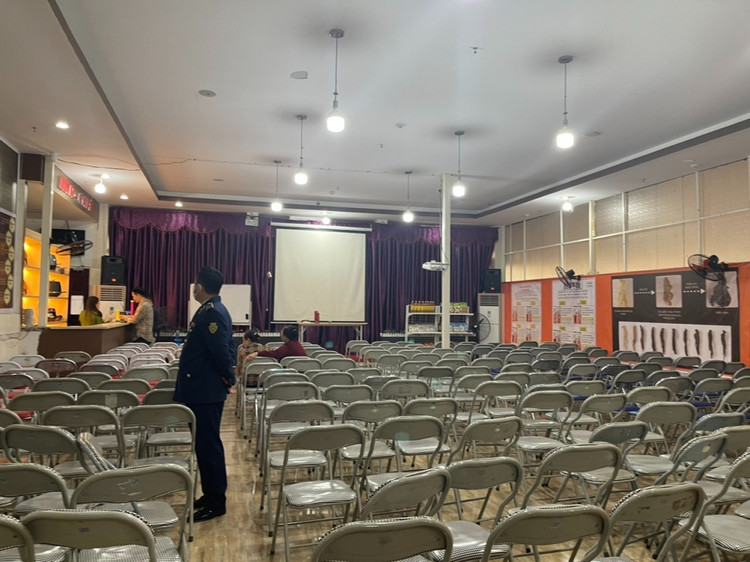 Nơi diễn ra hội thảo luôn chật cứng các ghế được sắp xếp cho khách hàng đến tham dự. Ảnh Cục quản lí thị trường cung cấp