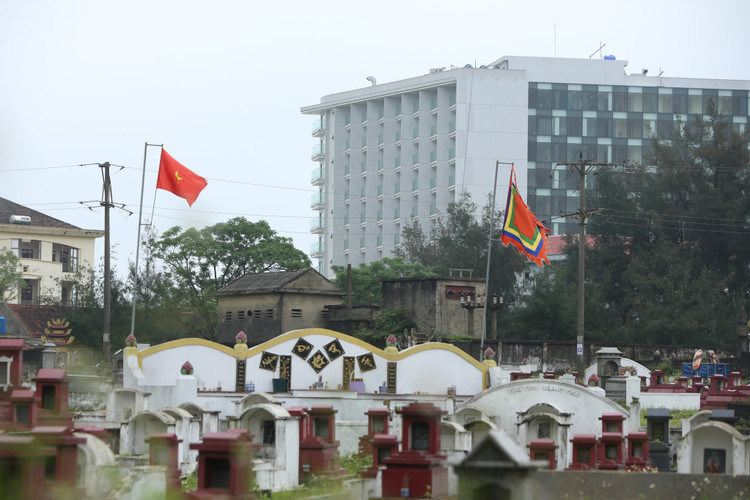 Nhiều khách sạn một mặt hướng biển, mặt còn lại có “view nghĩa trang” với hàng nghìn ngôi mộ lớn nhỏ. Ảnh: Trần Quốc