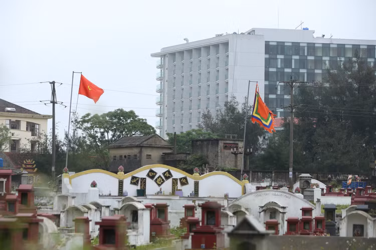 Nhiều khách sạn một mặt hướng biển, mặt còn lại có “view nghĩa trang” với hàng nghìn ngôi mộ lớn nhỏ. Ảnh: Trần Quốc