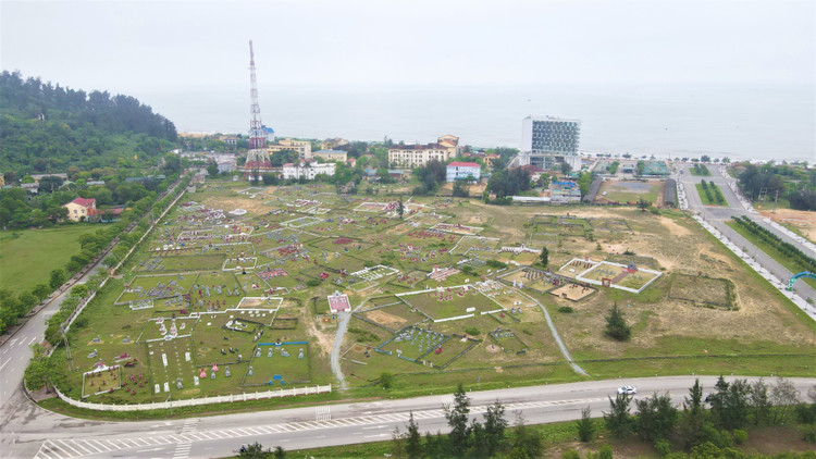 Bãi biển Thiên Cầm bị hàng ngàn ngôi mộ “bủa vây”. Ảnh: Trần Quốc
