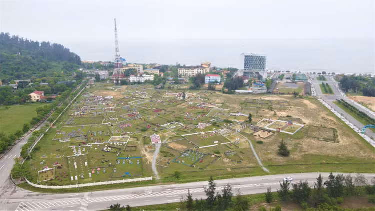 Bãi biển Thiên Cầm bị hàng ngàn ngôi mộ “bủa vây”. Ảnh: Trần Quốc