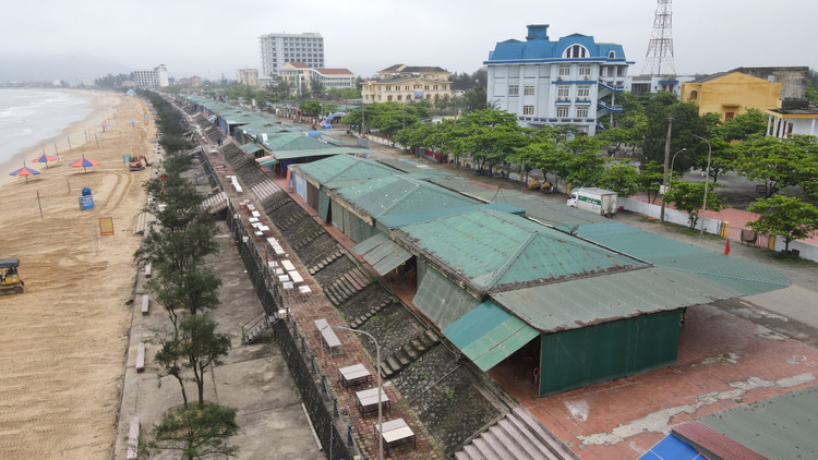 Hệ thống ki-ốt, nhà hàng dọc bờ biển cũng sẽ được tháo dỡ. Ảnh: Trần Quốc